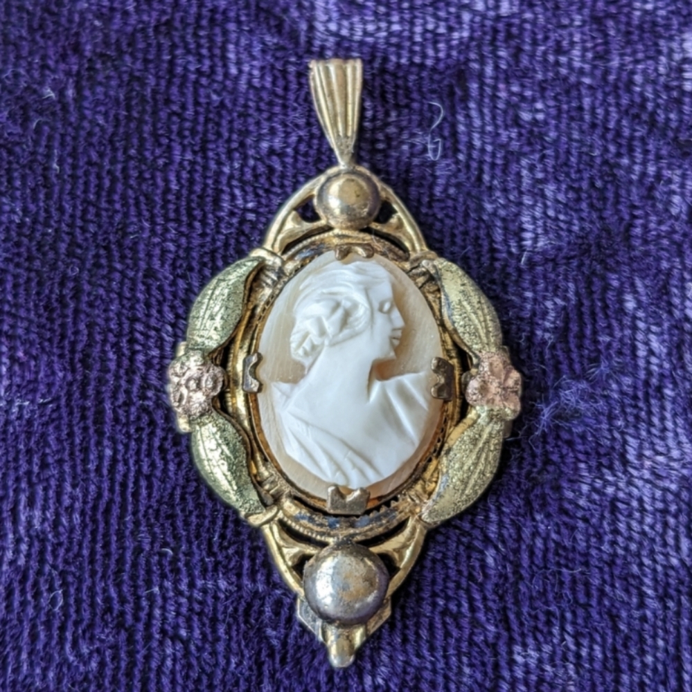 Antique Victorian Pendant With Hand Carved Conch Shell Cameo
